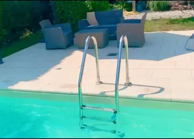 Piscine de l'établissement Gîte de Juliana 4 personnes ou située à proximité
