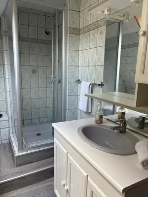 Salle de bains dans l'établissement Le Point central - Terrasse - Proche de Colmar