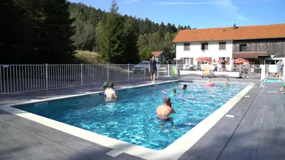 Piscine de l'établissement Maison familiale 3 chambres au calme dans la nature ou située à proximité