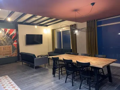 Télévision ou salle de divertissement dans l'établissement Au Paradis du Loft Joyeux