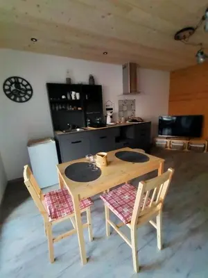 Cuisine ou kitchenette dans l'établissement Au chalet de JO avec accès à l'espace piscine et jacuzzi