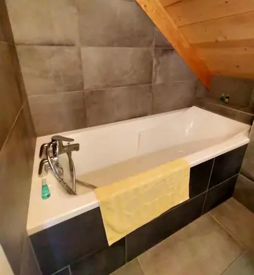 Salle de bains dans l'établissement Au chalet de JO avec accès à l'espace piscine et jacuzzi