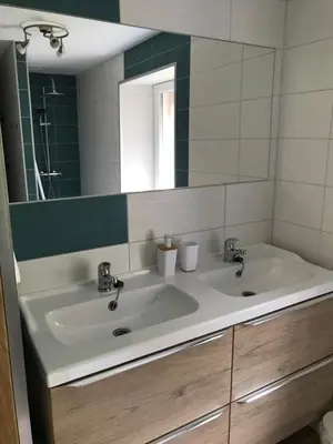 Salle de bains dans l'établissement Le Gîte du Petit Béret
