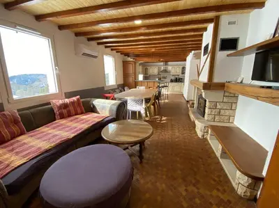 Coin salon dans l'établissement Chalet Rouge Gazon Site Naturel Classé