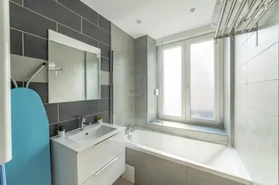 Salle de bains dans l'établissement ❂ LES ROCHES ❂ CHIC ❂ CENTRE ❂ 6 PERS. ❂ RDC ❂ RBNB ❂
