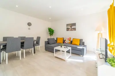 Coin salon dans l'établissement ❂ LES ROCHES ❂ CHIC ❂ CENTRE ❂ 6 PERS. ❂ RDC ❂ RBNB ❂