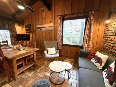 Coin salon dans l'établissement LA POMME DE PIN 2 Appartement avec terrasse
