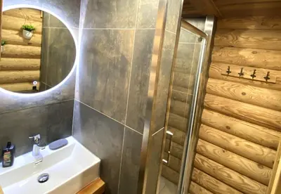 Salle de bains dans l'établissement L'OURS NOIR Chalet en rondins