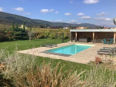 Piscine de l'établissement Superbe Maison Jacuzzi+Piscine au cœur des vignes ou située à proximité