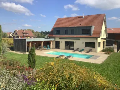 Piscine de l'établissement Superbe Maison Jacuzzi+Piscine au cœur des vignes ou située à proximité