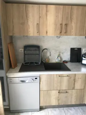 Cuisine ou kitchenette dans l'établissement Côté Rive, au bord de la rivière La Moselotte et terrasse
