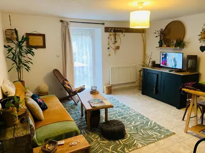 Télévision ou salle de divertissement dans l'établissement Côté Rive, au bord de la rivière La Moselotte et terrasse