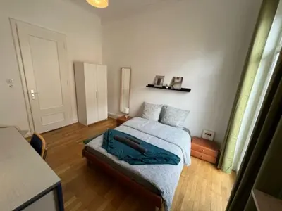 Un ou plusieurs lits dans un hébergement de l'établissement Chambres privées -Private room- dans un spacieux appartement - 100m2 centre proche gare