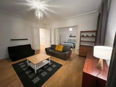 Coin salon dans l'établissement Chambres privées -Private room- dans un spacieux appartement - 100m2 centre proche gare