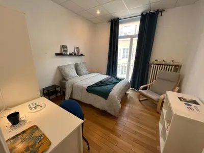 Un ou plusieurs lits dans un hébergement de l'établissement Chambres privées -Private room- dans un spacieux appartement - 100m2 centre proche gare