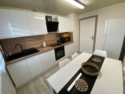 Cuisine ou kitchenette dans l'établissement Un petit coin de bonheurs Maison entière classée 3 étoiles