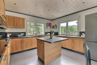 Cuisine ou kitchenette dans l'établissement Evasion 4 étoiles Spa privé aux Libellules 12 pers Montagne Vosges