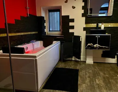 Cuisine ou kitchenette dans l'établissement Bulle d’Amour , une nuit en amoureux
