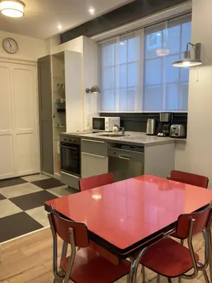 Cuisine ou kitchenette dans l'établissement JAZZ - Appart original 5pers rdch arrière cour calme, patio