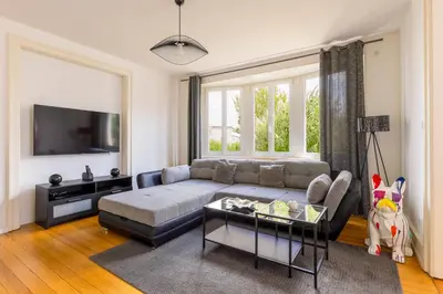 Télévision ou salle de divertissement dans l'établissement Appartement de Prestige au centre climatisé avec jardin privé