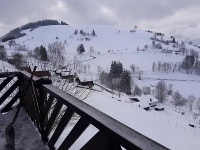 L'établissement chalet La Vallée en hiver