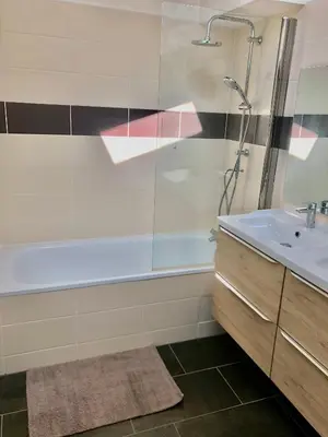 Salle de bains dans l'établissement Appartement avec terrasse 6 personnes PAS DE FETE