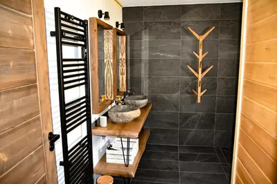 Salle de bains dans l'établissement Le Chalet Margaux La Bresse
