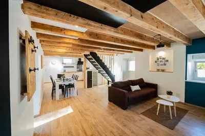 Coin salon dans l'établissement Gîte de charme refait à neuf, à Rimbach en Alsace.