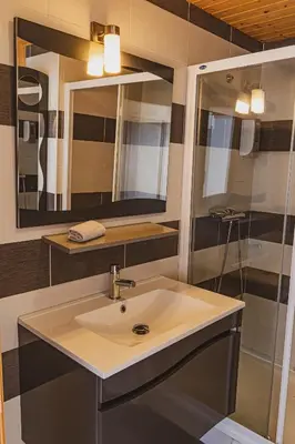 Salle de bains dans l'établissement La Charbonnière, grand gîte haut-de-gamme avec jacuzzi et sauna