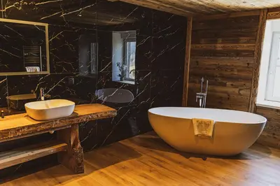 Salle de bains dans l'établissement La Charbonnière, grand gîte haut-de-gamme avec jacuzzi et sauna