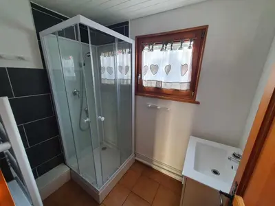 Salle de bains dans l'établissement Chalet des 2 lacs