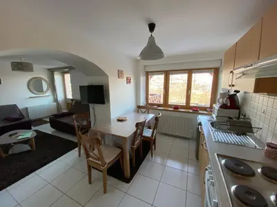Cuisine ou kitchenette dans l'établissement Appartement cosy à La Bresse avec terrasse, proche des pistes et équipements tout inclus - FR-1-589-407