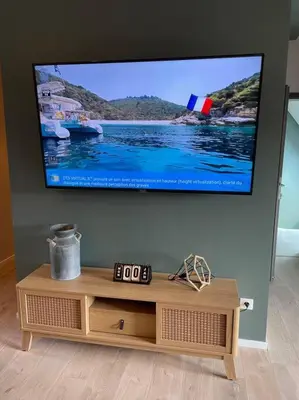 Télévision ou salle de divertissement dans l'établissement LOFT neuf avec bain jacuzzi et terrasse