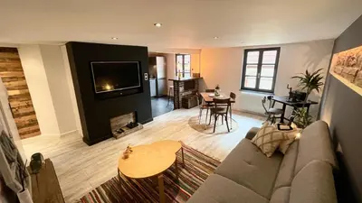Coin salon dans l'établissement Appartement chaleureux avec place de parking