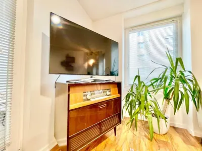 Télévision ou salle de divertissement dans l'établissement LE ROSACKER - Proche centre ville et gare - Terrasse - Parking gratuit 2 places - 2 chambres - 2 salles de bain - Netflix