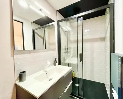 Salle de bains dans l'établissement LE ROSACKER - Proche centre ville et gare - Terrasse - Parking gratuit 2 places - 2 chambres - 2 salles de bain - Netflix