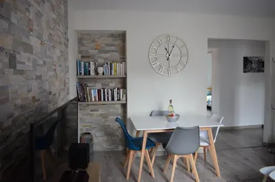 Bibliothèque dans l'appartement