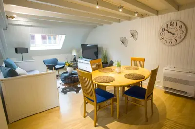 Télévision ou salle de divertissement dans l'établissement Appartement Les Tournesols avec Climatisation