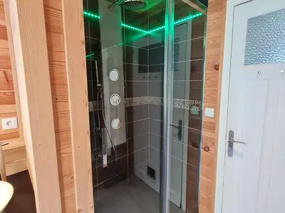 Salle de bains dans l'établissement Charmant appartement 85 m² près des pistes, terrasse et parking privé, équipements complets. - FR-1-589-410