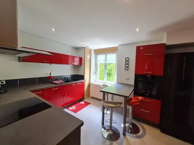 Cuisine ou kitchenette dans l'établissement Charmant appartement 85 m² près des pistes, terrasse et parking privé, équipements complets. - FR-1-589-410