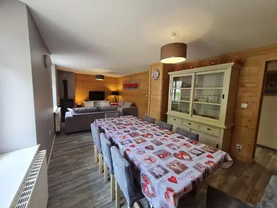 Coin salon dans l'établissement Charmant appartement 85 m² près des pistes, terrasse et parking privé, équipements complets. - FR-1-589-410