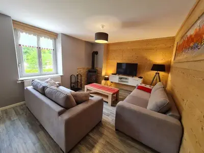 Coin salon dans l'établissement Appartement les champis