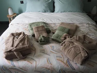 Un ou plusieurs lits dans un hébergement de l'établissement Gîte Le Renouveau avec jacuzzi privatif