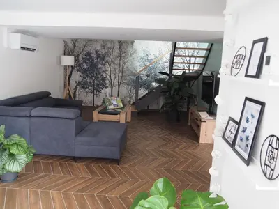 Coin salon dans l'établissement Gîte Le Renouveau avec jacuzzi privatif