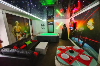 Coin salon dans l'établissement GALAXY SPA-4 Pers-Jacuzzi-Insolite-Parking-Jardin-Clim-Colmar