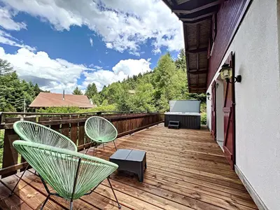 Balcon ou terrasse dans l'établissement LES CIMES BLANCHES CLEDICIHOME Chalet 10 pers SPA & Grand terrain 4 MINUTES DES PISTES