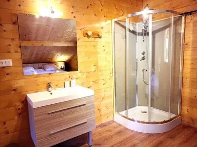 Salle de bains dans l'établissement ⁂⁂ LE NID DE PIERRE & JULIE [CLEDICIHOME] 2 pas du centre ville / SPA & TERASSE AMENAGEE ⁂⁂