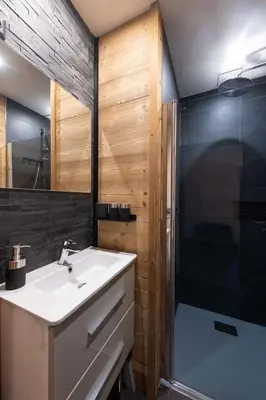 Salle de bains dans l'établissement Chalet du Bien-être 15p. Piscine,Spa, Hammam,Pétanque,Basket