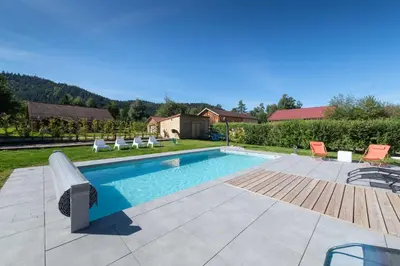 Piscine de l'établissement Chalet du Bien-être 15p. Piscine,Spa, Hammam,Pétanque,Basket ou située à proximité