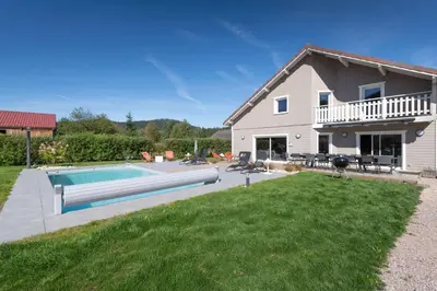Piscine de l'établissement Chalet du Bien-être 15p. Piscine,Spa, Hammam,Pétanque,Basket ou située à proximité